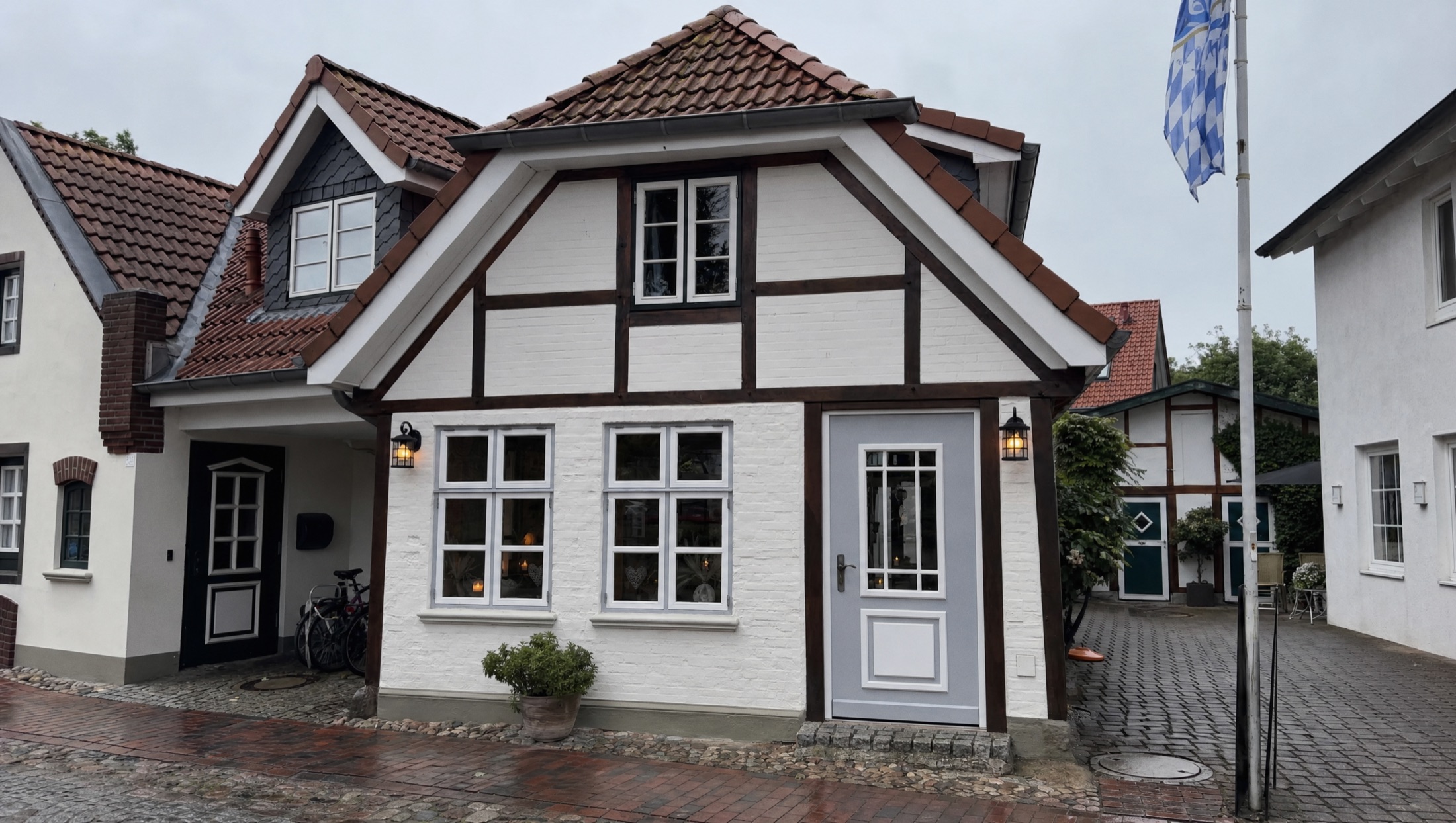 Café Jedermann — das Fachwerkhaus in der Altstadt von Burg auf Fehmarn im warmen Abendlicht