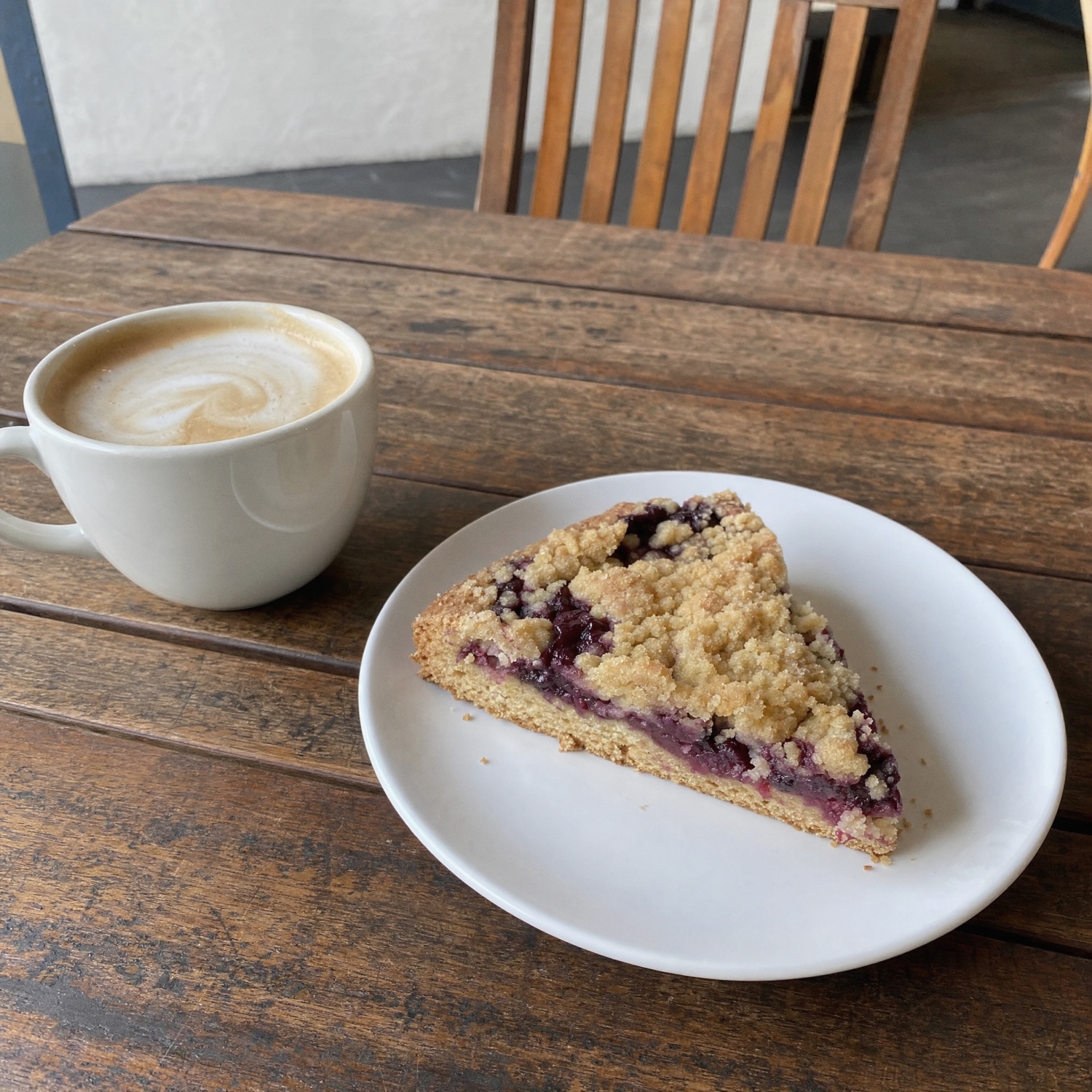 Kaffee und Kuchen auf einem Tisch im Biergarten