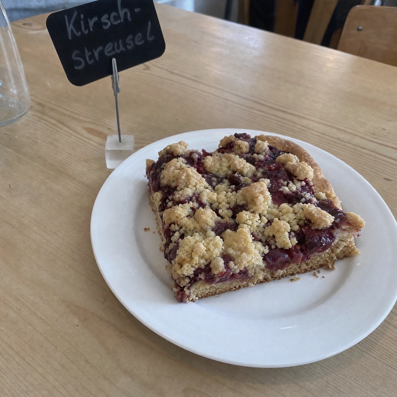 Kirschstreusel — Blechkuchen mit Kirschen und Butterstreuseln
